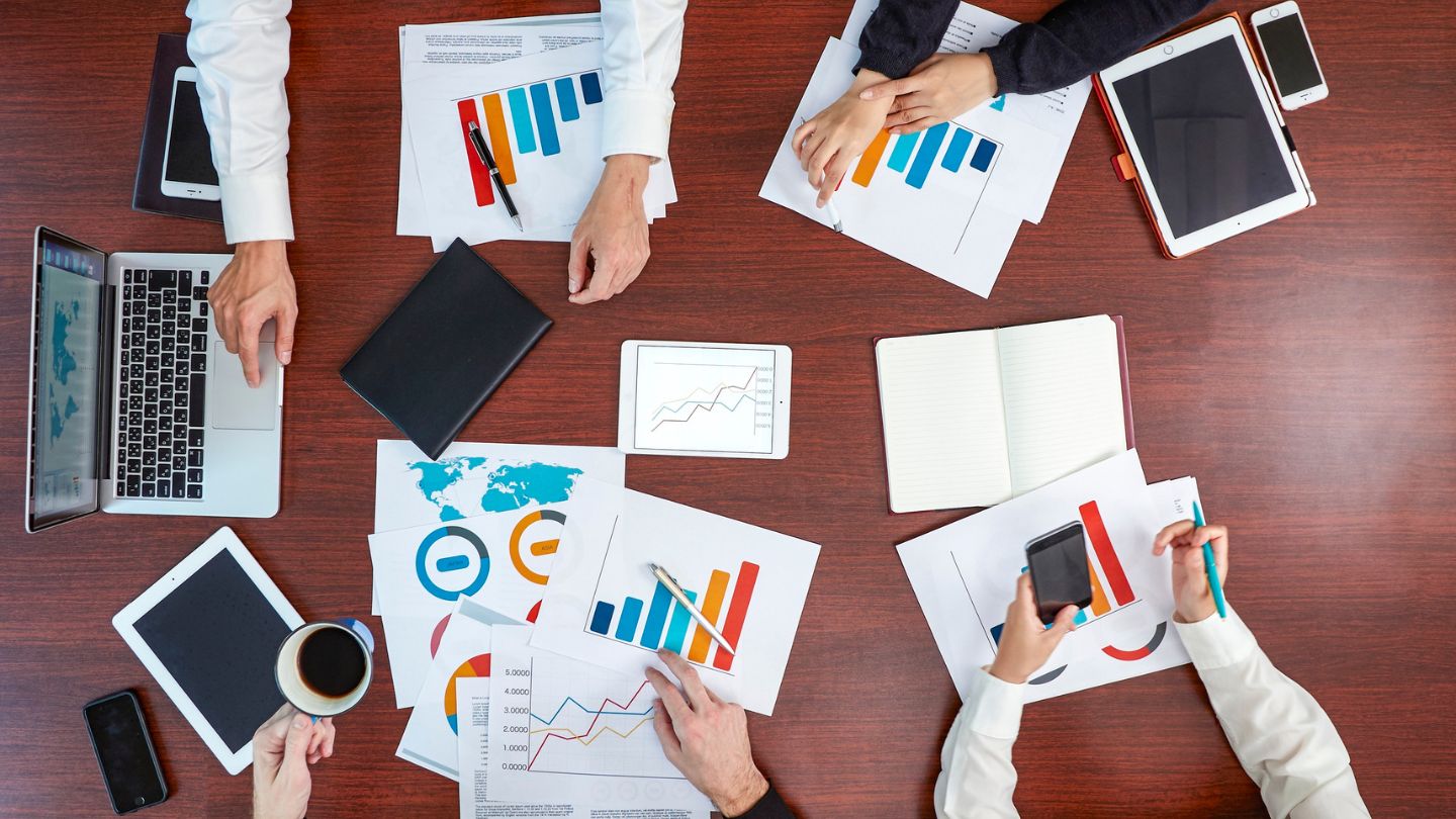 Le directeur marketing externalisé travaille avec les agences — collaboration et pilotage pour les PME et ETI — Philippe Duvignac