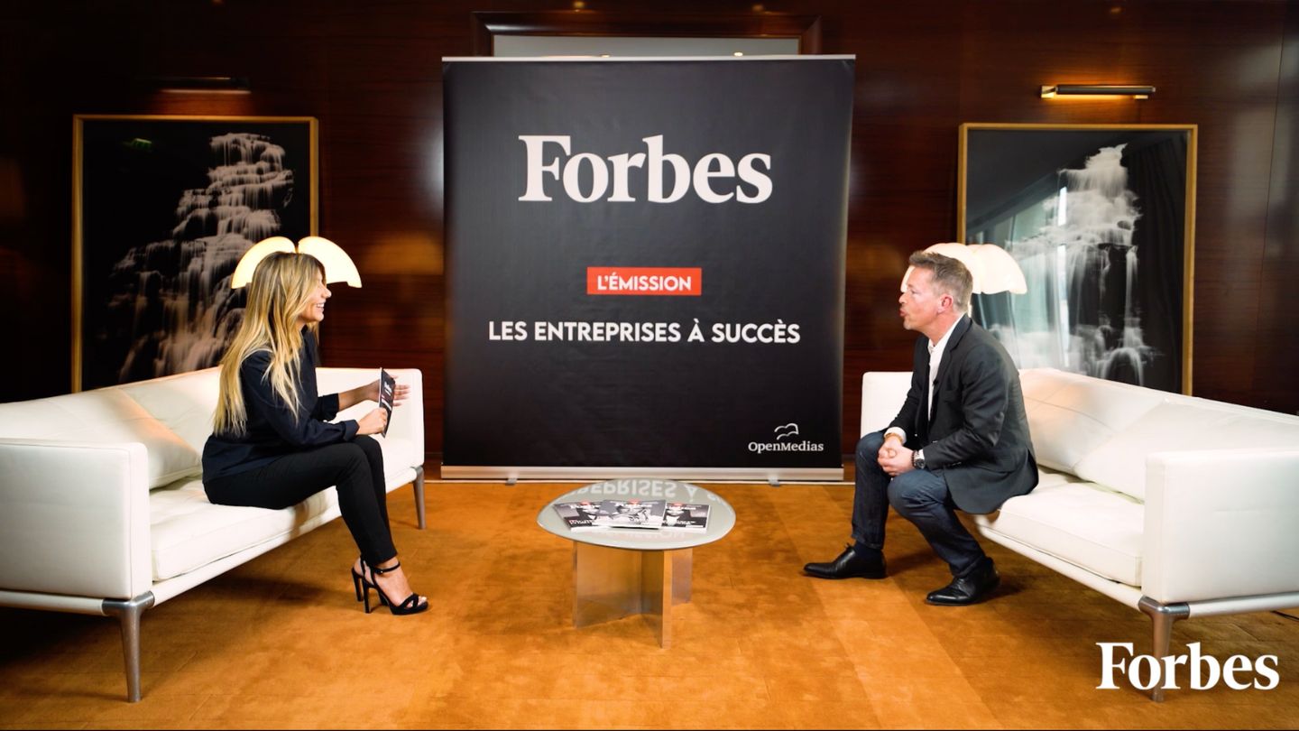 Philippe Duvignac interviewé par Alexia Borg dans l'émission Les entreprises à succès pour Forbes — Signarama France — mars 2025 — Production OpenMédias